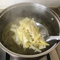#餐桌上的春日限定# 腊肉春笋的做法图解4