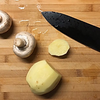 土豆蘑菇榨菜小米饭的做法图解1