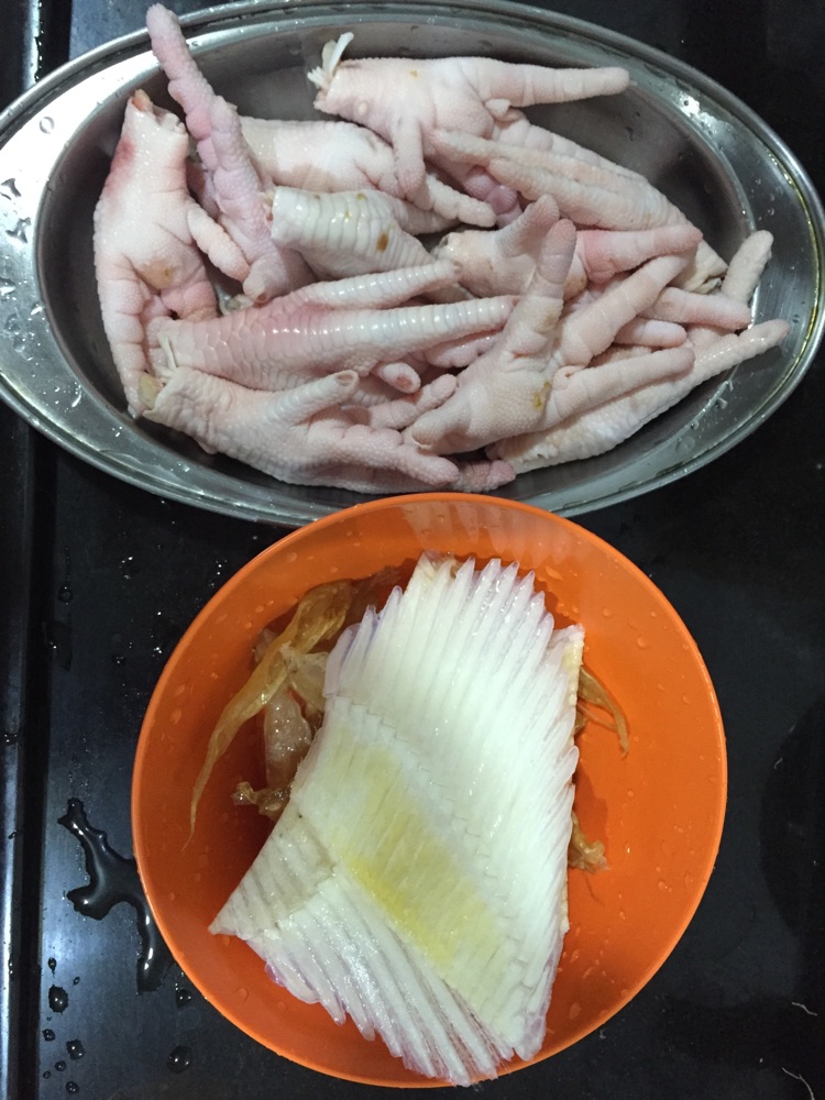翅骨花胶鸡脚汤的做法图解1