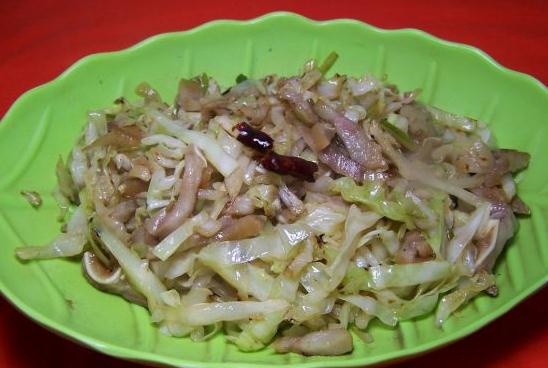 Stir fried shredded pork ear with cabbage