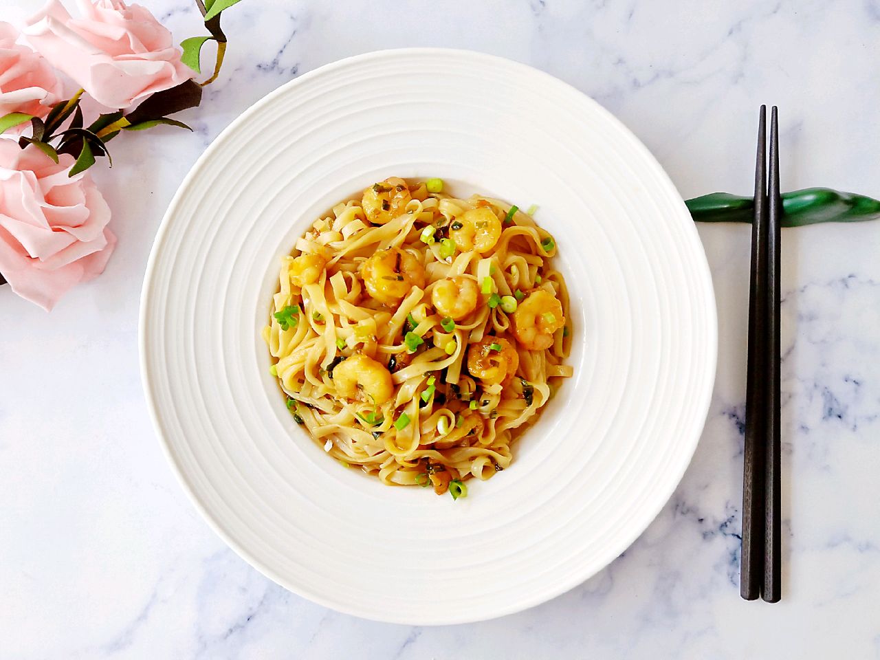 Smooth wonton noodles with shrimp and scallion