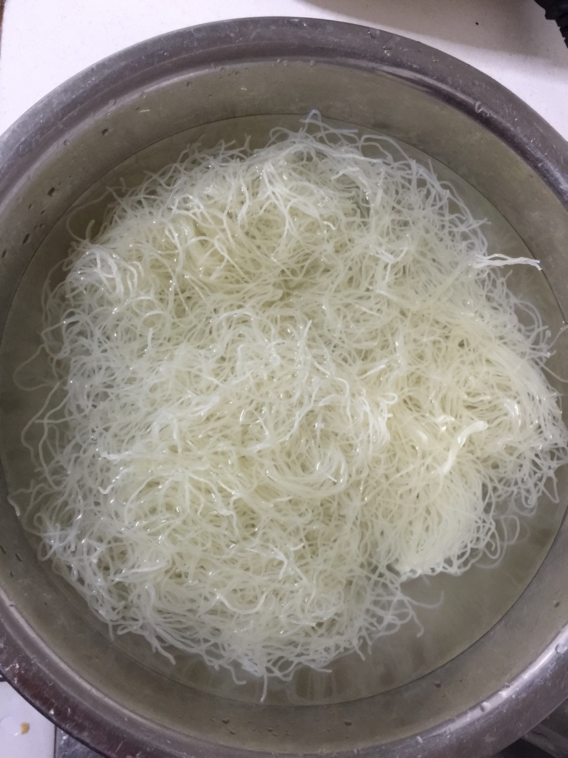 米粉的花样吃法的做法图解1