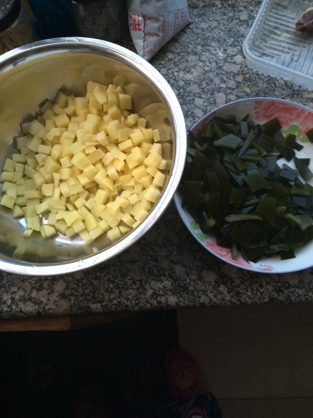 腊肠土豆闷饭的做法图解2