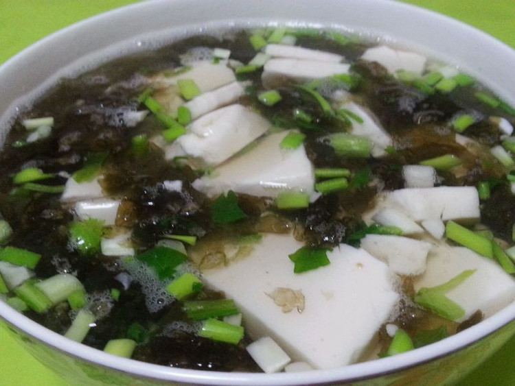 乐乐自家菜--紫菜豆腐汤的做法