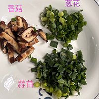 五花肉香菇炒饭的做法图解1