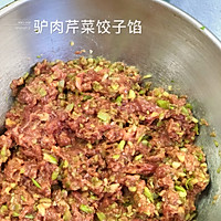 驴肉芹菜蒸饺的做法图解4