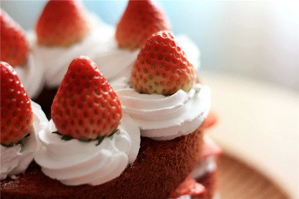奶油草莓红丝绒蛋糕