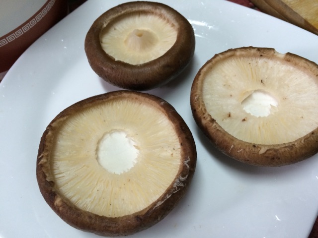 鸡胸肉蒸香菇的做法图解1
