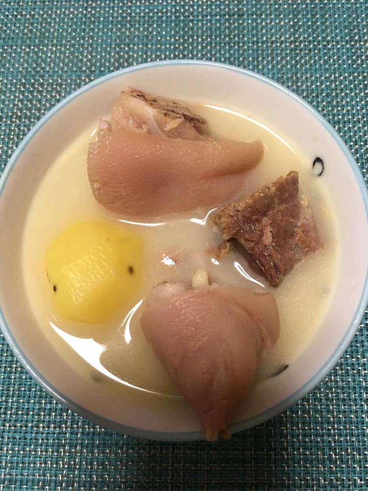 咸鸡猪蹄土豆汤