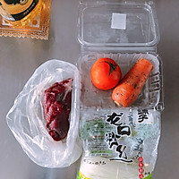 沙茶牛肉炒红萝卜番茄的做法图解1