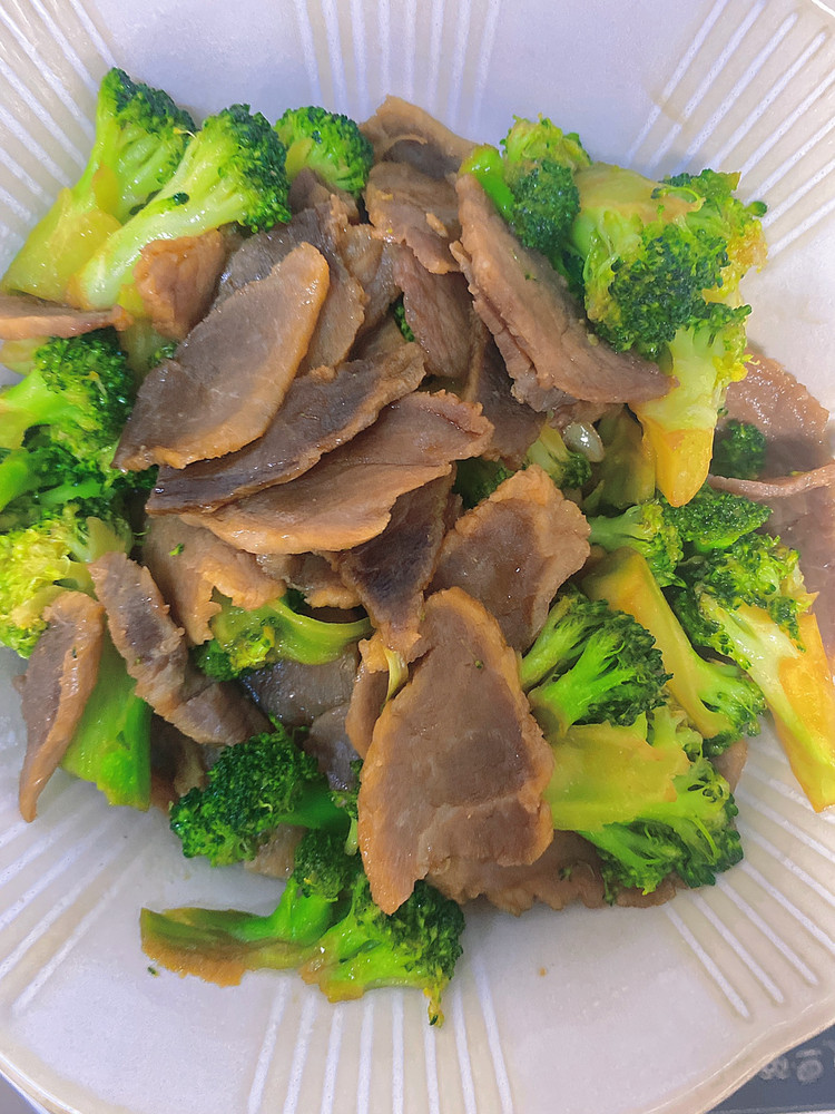 西兰花炒腊肉的做法