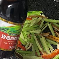 #轻食三剑客 嗨吃不怕胖#白灼三色黄瓜彩椒豆干的做法图解2
