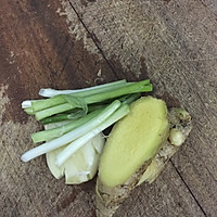超简单鱼头豆腐汤的做法图解1