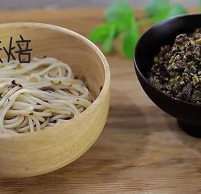 这个季节的香椿牛肉酱，鲜得没话说