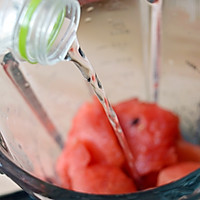 清凉解暑的西瓜汁#单挑夏天#的做法图解2