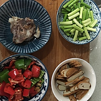 湖南口味菜⋯香干炒腊肉（加蒜薹、盐辣椒）的做法图解2