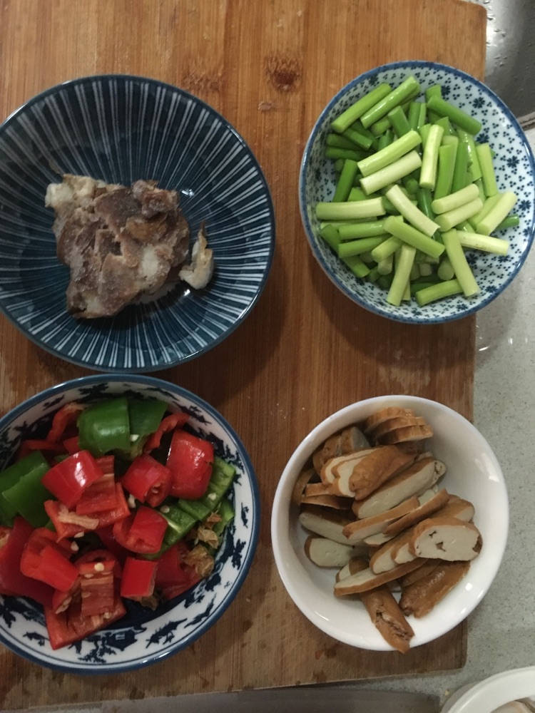 湖南口味菜?香干炒腊肉（加蒜薹、盐辣椒）的做法图解2