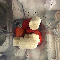 香蕉草莓奶昔的做法图解3