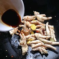 追剧必备的辣卤鸡脚的做法图解6