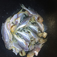 紫苏煎小黄鱼的做法图解3