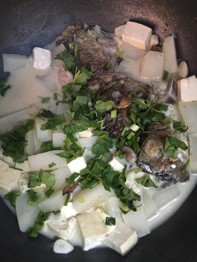鲫鱼萝卜豆腐汤的做法图解9