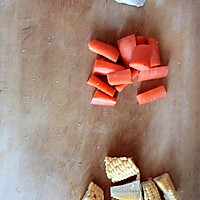煲排骨玉米胡萝卜汤的做法图解1