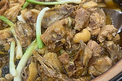 开盖喷香的砂锅焗土鸡