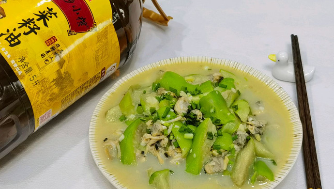 夏日消暑家常菜，丝瓜炒花甲肉