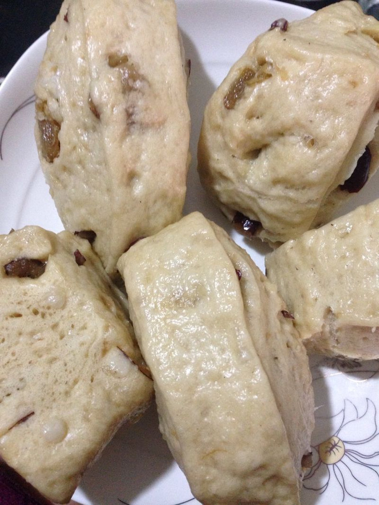 红糖红枣葡萄干馒头（丑八怪）的做法