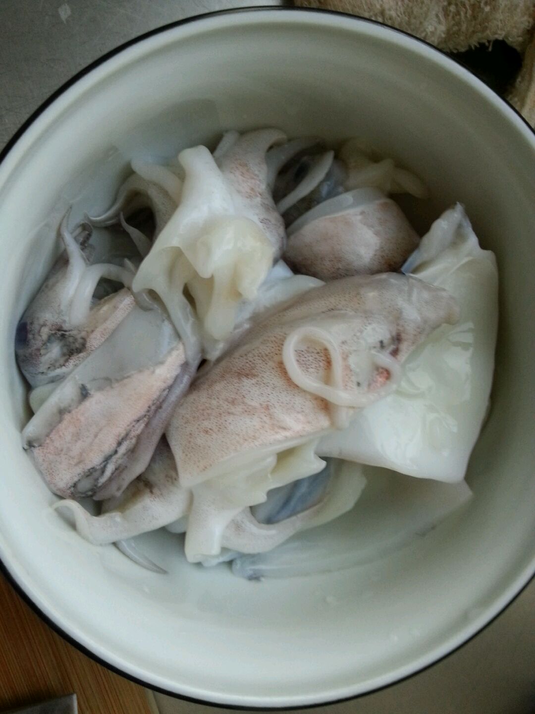 家常海鲜芹菜炒墨鱼，做法非常简单墨鱼肉质鲜嫩芹菜香脆可口美味_哔哩哔哩_bilibili