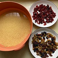 美容养颜、健脾养胃的蔓越莓小米发糕的做法图解1