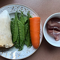 瘦肉杏鲍菇炒荷兰豆的做法图解1