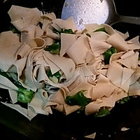 披蓑赏春  （青椒炒豆皮）的做法图解5