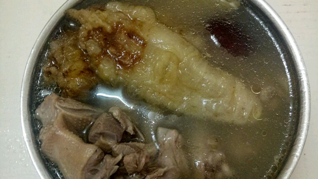 生晒鳘鱼胶煲白鸽汤的做法