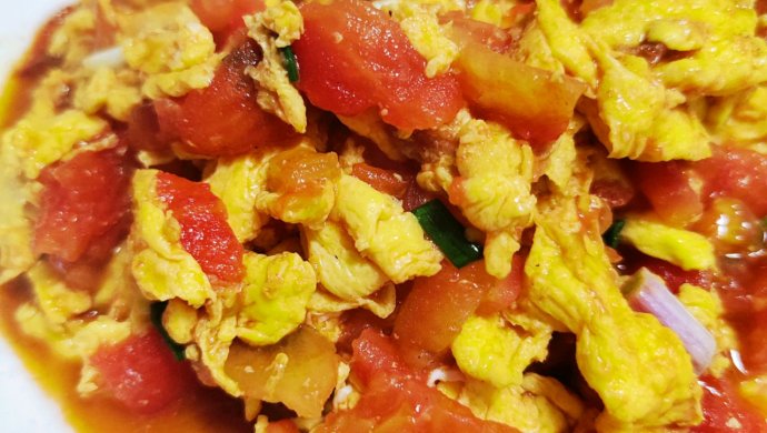 零基础也能快速上手的开胃经典下饭菜——西红柿炒鸡蛋
