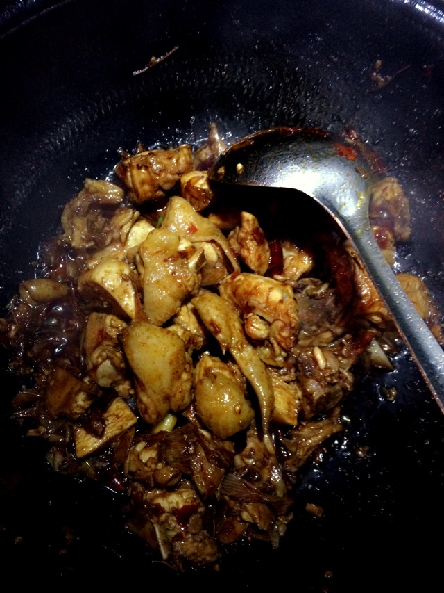 小鸡炖茶树菇合饼的做法图解1