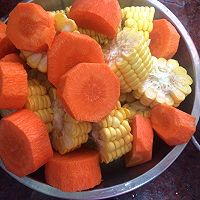 玉米胡萝卜排骨汤的做法图解3