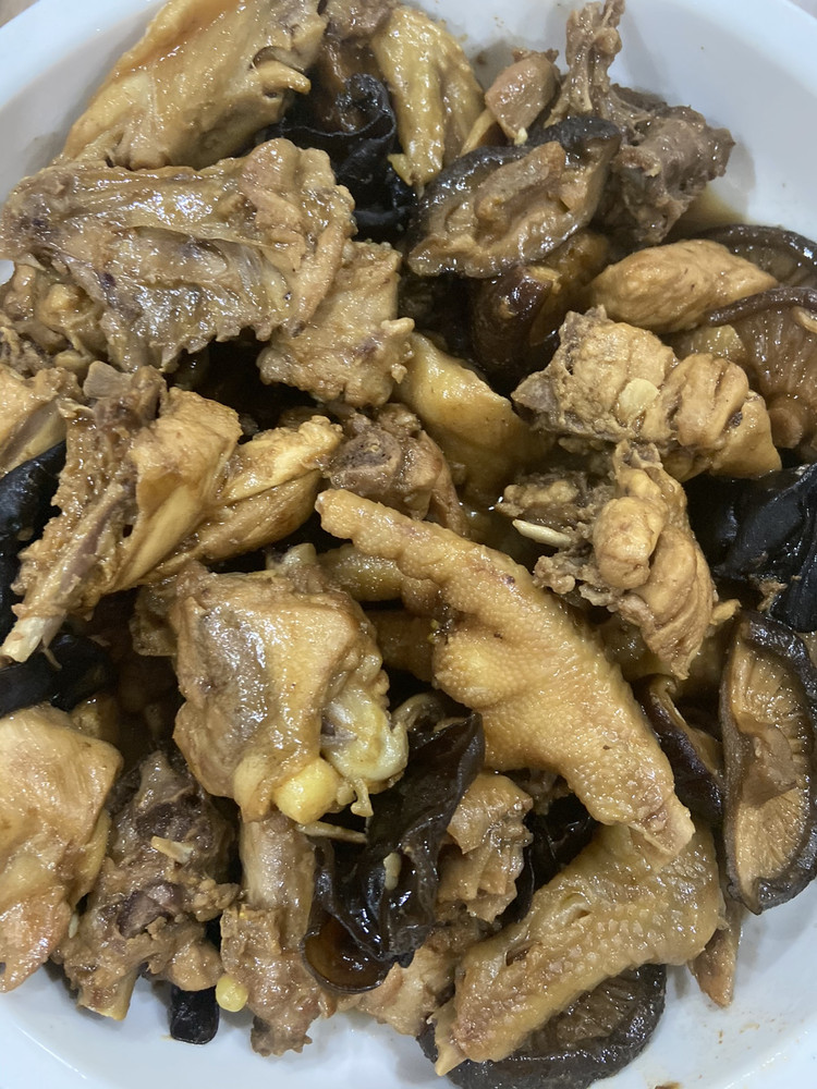 香菇木耳焖鸡的做法