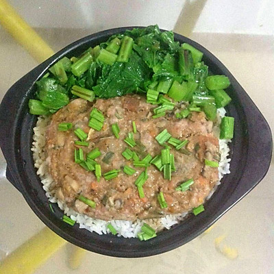 咸鱼肉饼煲仔饭