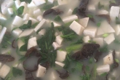 芋头菠菜木耳汤