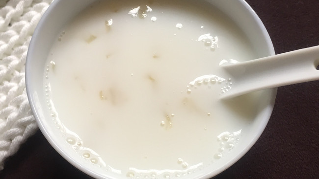 银耳牛奶羹的做法