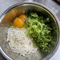 #中小学生做饭指南#蟹棒生菜叶金针菇鸡蛋饼的做法图解2