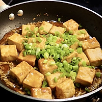 今天这道葱烧豆腐，好吃停不下来，拌着米饭真的绝了！的做法图解7