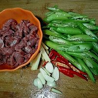 #尽享安心亲子食刻辣椒炒牛肉的做法图解2