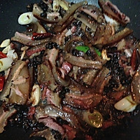 豆豉红薯粉炒腊肉的做法图解4