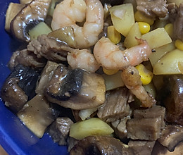 懒人的减肥蛋白质餐——牛柳土豆牛排菇玉米虾仁粒粒炒的做法