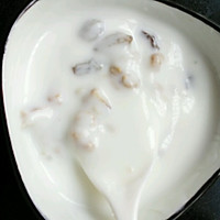 葡萄干核桃酸奶的做法图解2