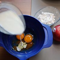 完美之选闪光嘎啦｜蜂蜜苹果松饼+苹果生姜水的做法图解3