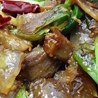 大蒜炒熏肉的做法图解1