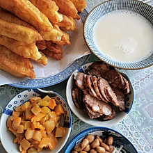 中式油条豆浆早餐